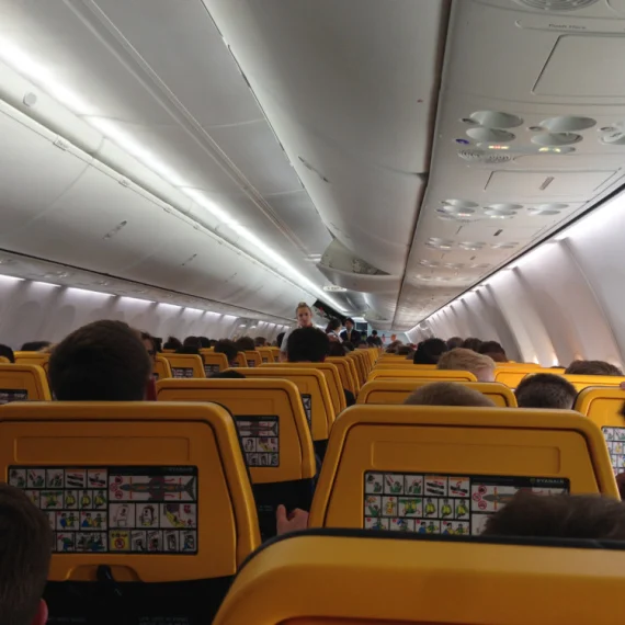Pijana pravila haos u avionu, nogom udarila policajku: Sud je kaznio 1.400 eura