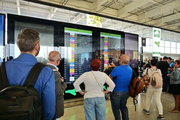 Skoro 20 državljana Crne Gore zaglavljeno u Kataniji: Wizz Air im otkazao let za Podgoricu