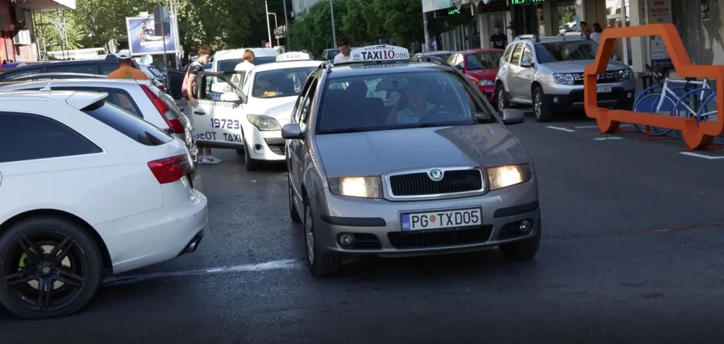 Taksisti ljuti na komunalnu policiju: "Izigravaju interventnu, zagrađuju, upadaju...ponašaju se kao da smo kriminalci"