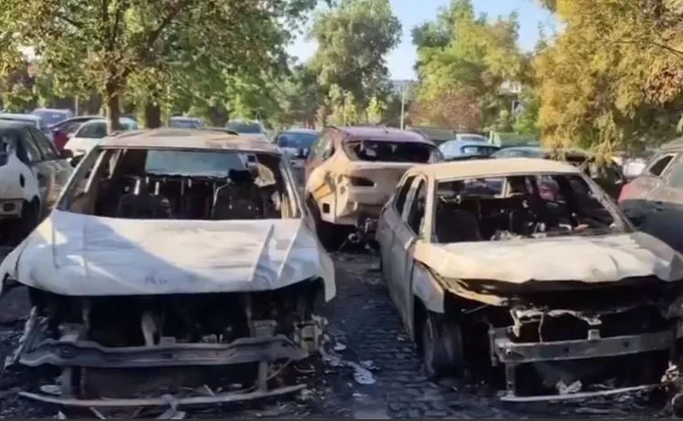 Veliki požar u Beogradu: Izgorjelo 10 automobila