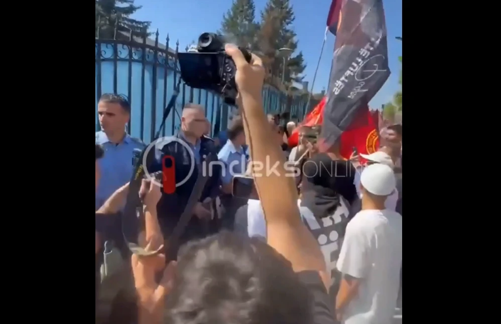(VIDEO) Nakon presude: Grupa Albanaca pokušala da uđe u sjedište Euleksa u Prištini