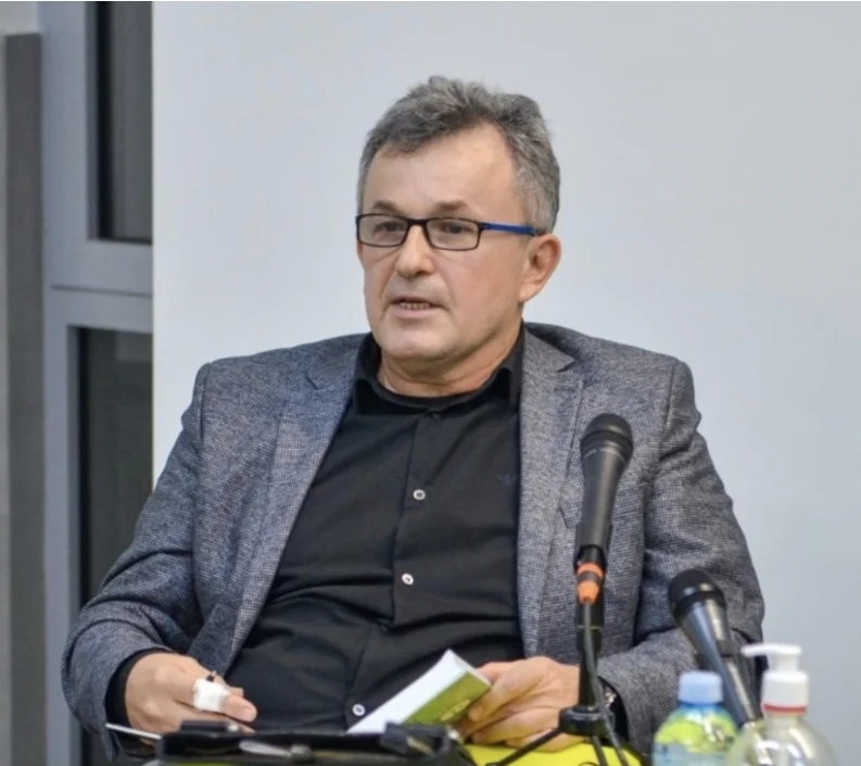 STAV - STOJANOVIĆ: Kako tautopolitija, normativna mimikrija i nedostatak demokratske kulture oblikuju upravljanje tranzicionim Univerzitetom