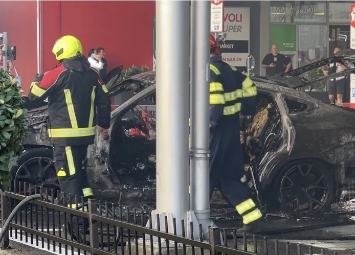 Vatrogasci gasili zapaljeno vozilo na parkingu Volija u Siti kvartu