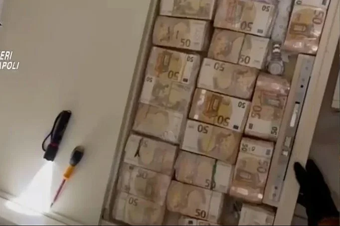 Velika akcija policije u Italiji: U zidovima, podovima i namještaju pronađeno 3,2 miliona eura