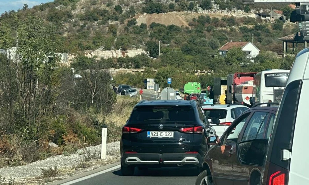 Udes u Kokotima, jedna osoba povrijeđena, saobraćaj u prekidu