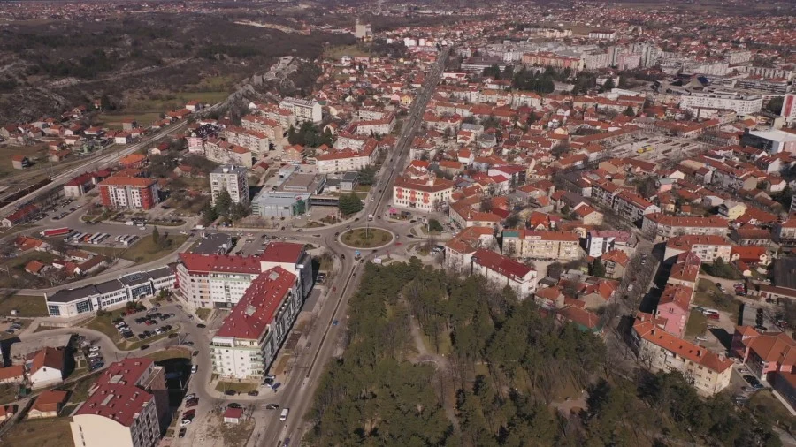 Nikšić: Policija spriječila mogući sukob navijačkih grupa, pronađeno 15 palica