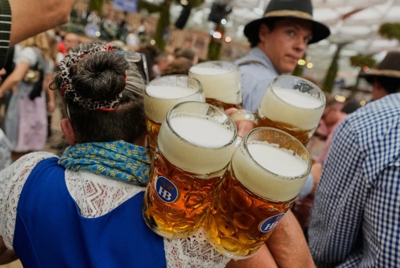 POČEO OKTOBARFEST: Pivo 15 eura, litar vode 11, piletina 20 eura