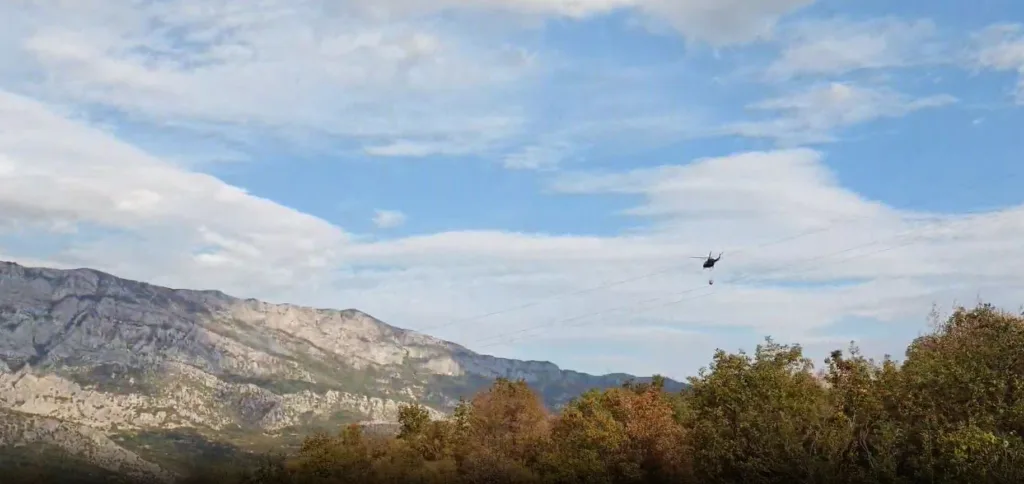 Helikopter gasi požar u blizini Manastira Ostrog