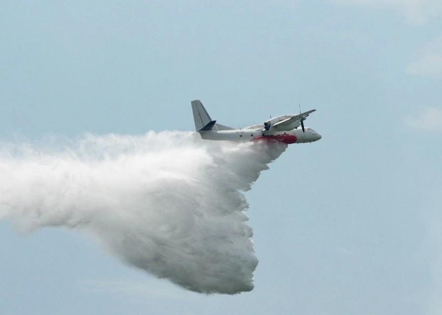 Helikopteri VCG gasili požare u Nikšiću i Podgorici, izbačeno 45 tona vode