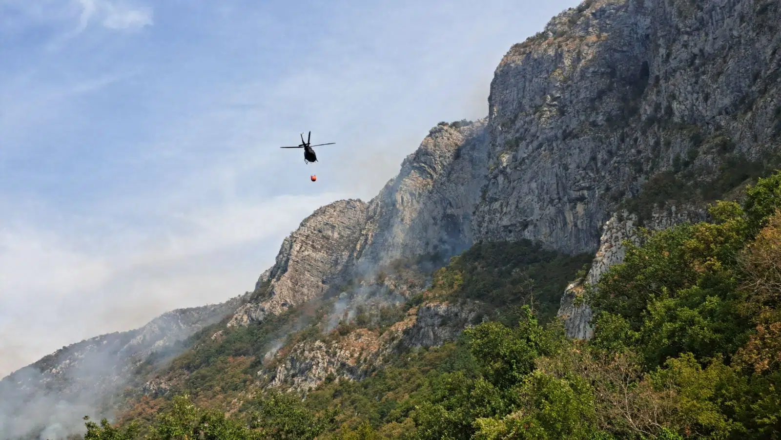 Helikopter gasi požar u blizini Manastira Ostrog