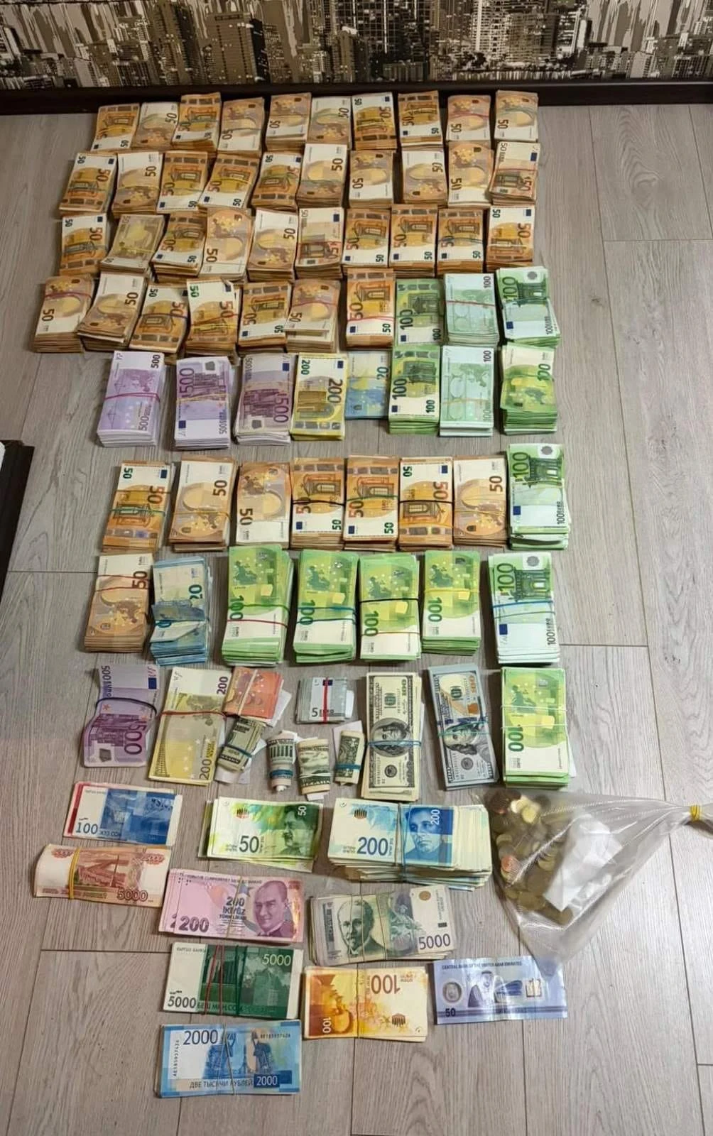 Budva: U stanu pronađeno oko milion eura u različitim valutama, poligraf, IT oprema…