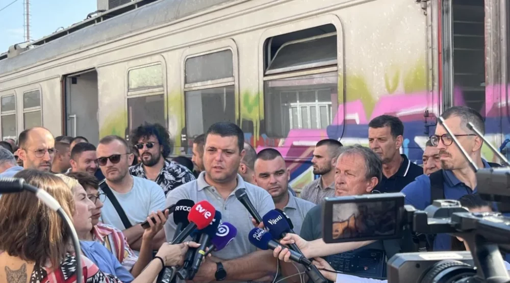 Radnici ŽPCG stupili u štrajk i obustavili saobraćaj na sat: Traže ispunjenje zahtjeva do 9. septembra