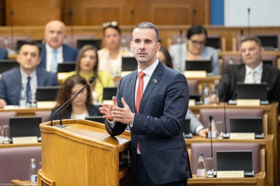 Premijer Spajić danas odgovara na pitanja poslanika: EU, cijene, Hrvatska, državni stanovi...