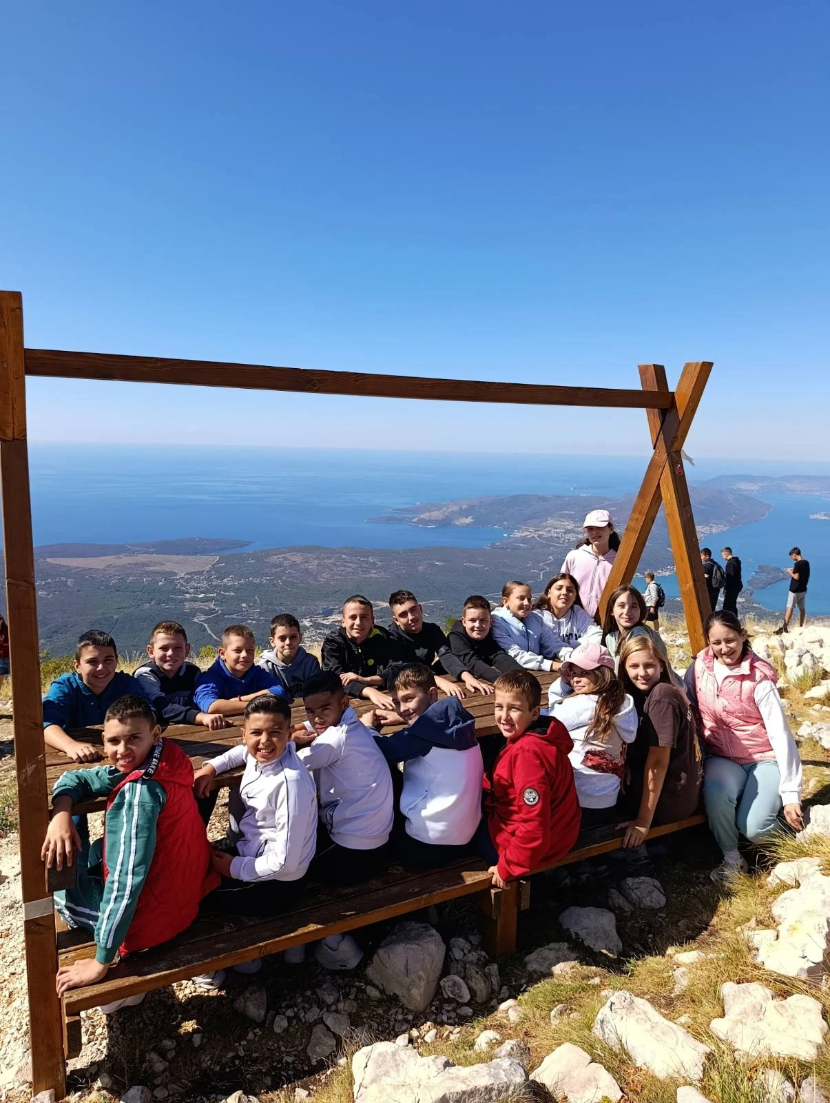Lovćen otvoren osnovcima: Više od 2000 karata i vaučera za djecu kroz inicijative Žičare Kotor-Lovćen i partnera