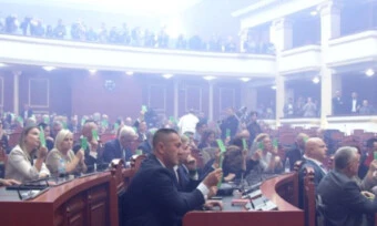 Haos u Tirani: Baklje i dimne bombe u parlamentu, Beriša udaljen sa govornice