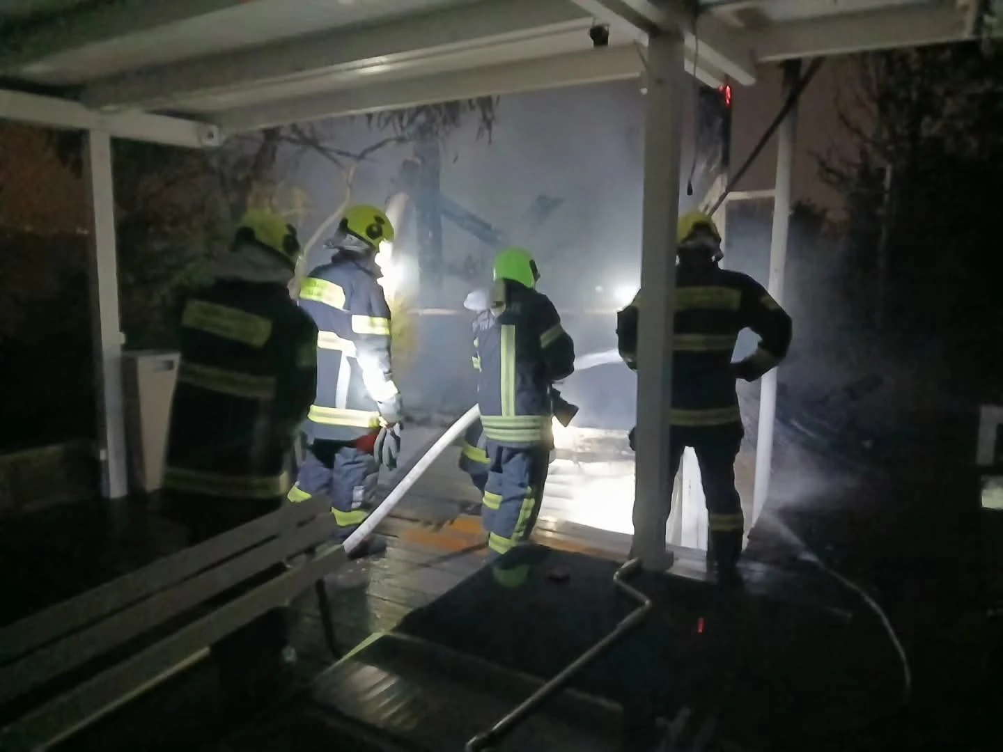 Požar u ugostiteljskom objektu na Obali Đuraševića: Intervenisalo oko 15 vatrogasaca