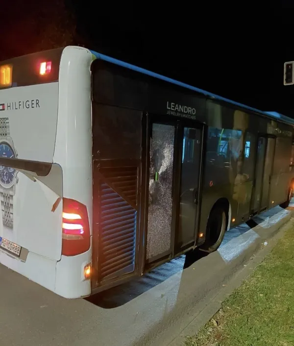 SRAMNO: Kamenovan autobus na liniji L10, pričinjena veća materijalna šteta
