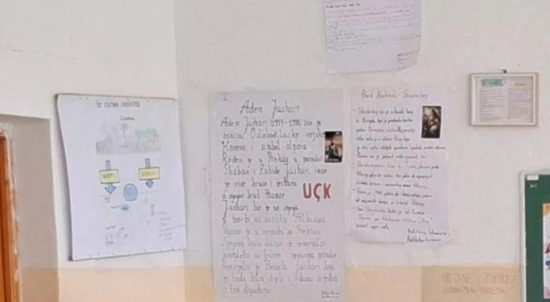 Plav: U učionici osnovne škole istaknut plakat sa likom Adema Jašarija i oznakom OVK, nakon reakcije uklonjen
