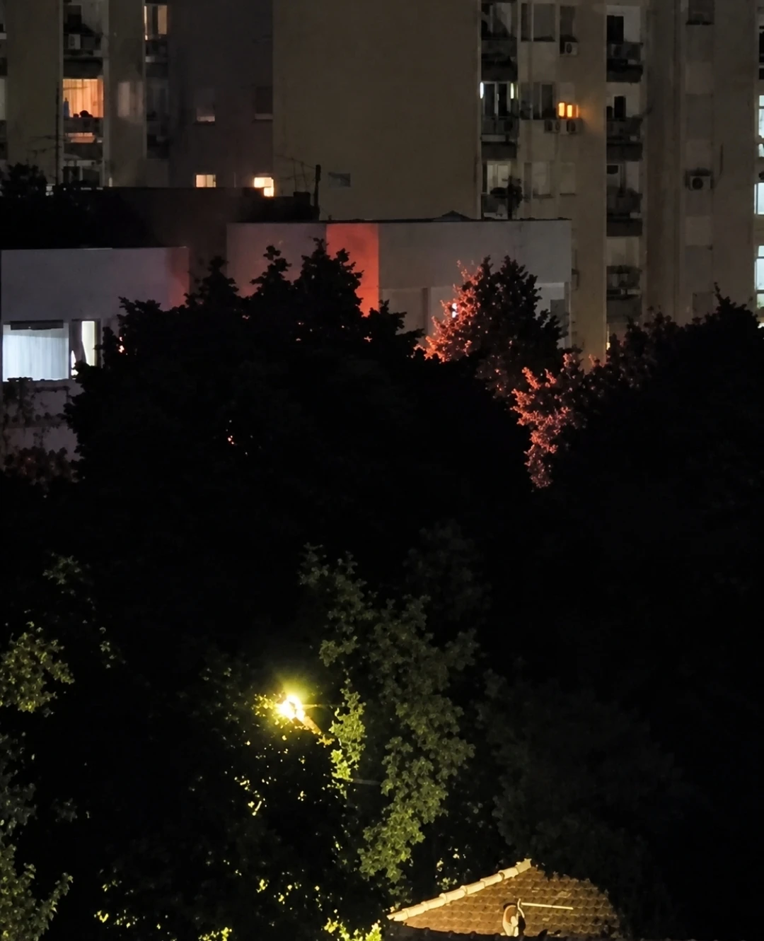 Požar kod zgrade Galenike: Veliki broj vatrogasaca na terenu