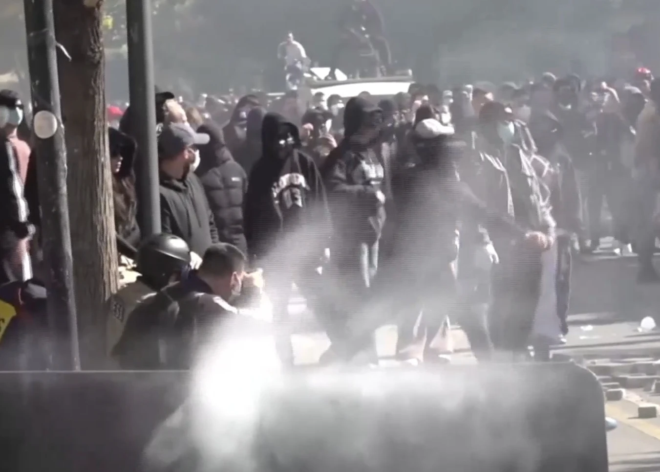 U Tirani haos: Demonstranti kamenjem gađali policiju, privedeno 500 osoba, povrijeđeno 120 policajaca