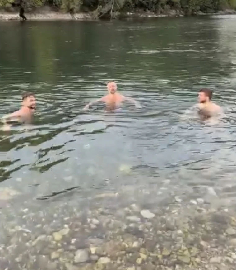Neobično zagrijavanje pred meč: Košarkaš i treneri Slovana se okupali u Morači koja i nije baš čista