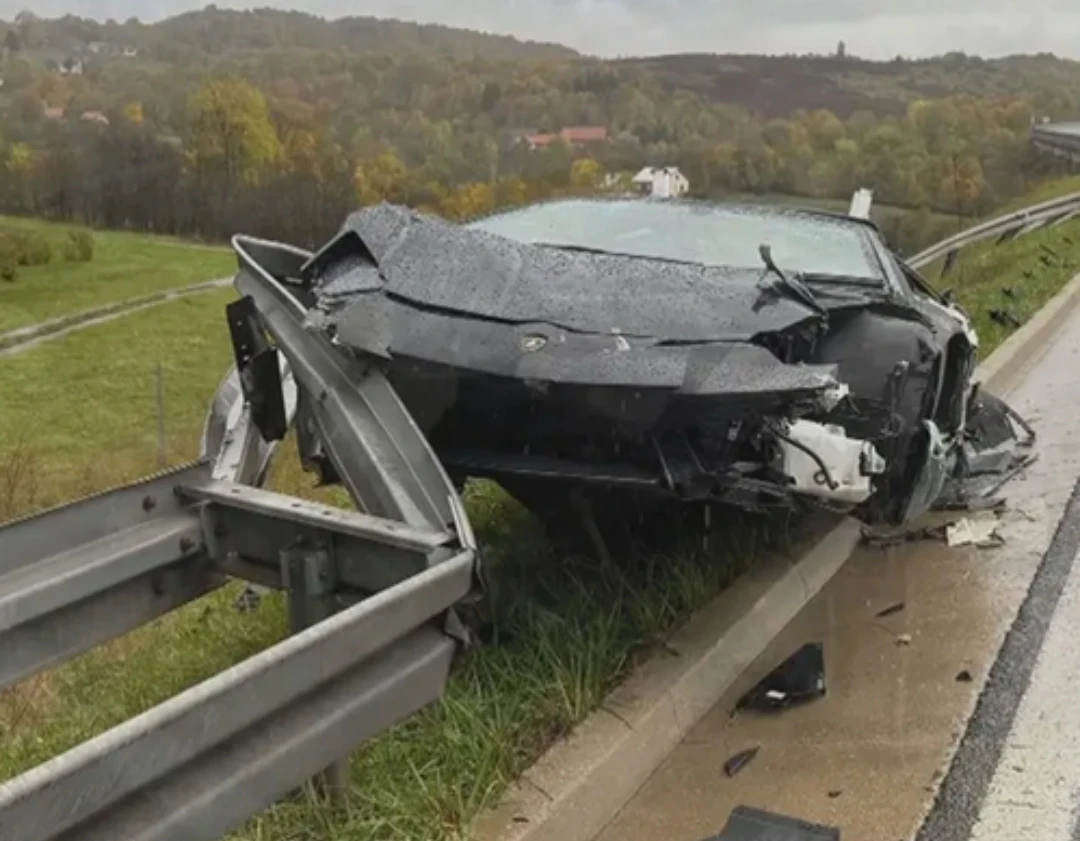 Mladić (24) slupao Lamborghini na autoputu, nakon nepotvrđene trke sa Ferrarijem