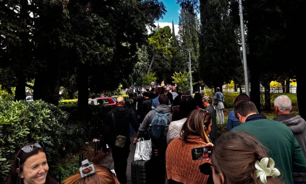 I dalje gužve ispred Ambasade Srbije u Podgorici, građani strpljivo čekaju da glasaju