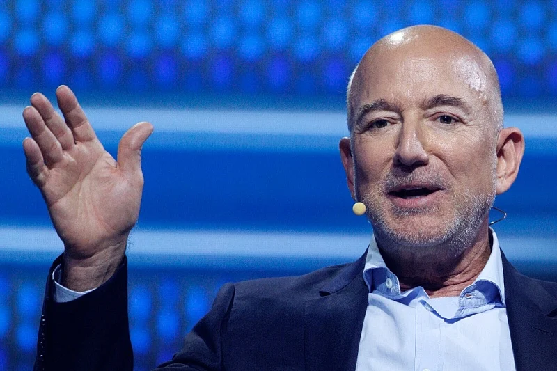 Milijarder Džef Bezos: Vještačka inteligencija će da omogući trodnevnu radnu sedmicu i život od jedne plate
